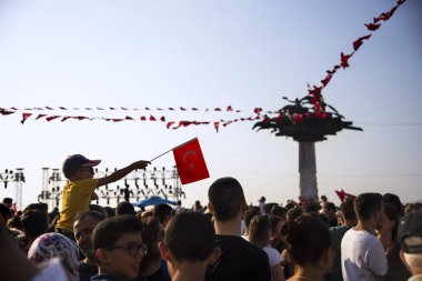 Izmir, Türkiye - 9 Eylül 2018. Bayraklar ve Izmir'in bağımsızlık günü kutlamaları için insanlar ile Cumhuriyet ağacı. Ferit Ozsen heykel sanatçısı.