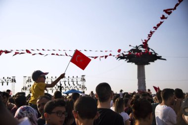 Izmir, Türkiye - 9 Eylül 2018. Bayraklar ve Izmir'in bağımsızlık günü kutlamaları için insanlar ile Cumhuriyet ağacı. Ferit Ozsen heykel sanatçısı.