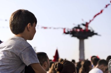 Izmir, Türkiye - 9 Eylül 2018. Bayraklar ve Izmir'in bağımsızlık günü kutlamaları için insanlar ile Cumhuriyet ağacı. Ferit Ozsen heykel sanatçısı.