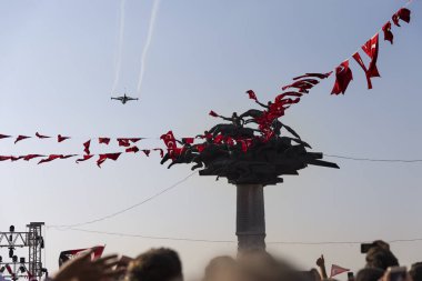 Izmir, Türkiye - 9 Eylül 2018. Cumhuriyet ağacı bayrakları ve Solo Türk ün hava gösterisi grubu ile. Izmir'in bağımsızlık günü kutlamaları için. Ferit Ozsen heykel sanatçısı.