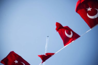 Izmir, Türkiye - 9 Eylül 2018. Solo Turk bir Air Show üzerinde Izmir gökyüzü bağımsızlık Izmir gününde gerçekleştirir.