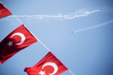 Izmir, Türkiye - 9 Eylül 2018. Solo Turk bir Air Show üzerinde Izmir gökyüzü bağımsızlık Izmir gününde gerçekleştirir.