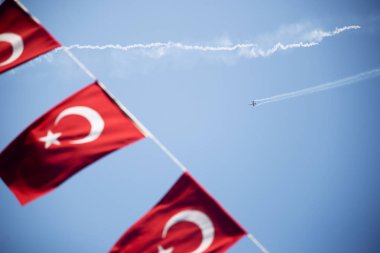 Izmir, Türkiye - 9 Eylül 2018. Solo Turk bir Air Show üzerinde Izmir gökyüzü bağımsızlık Izmir gününde gerçekleştirir.