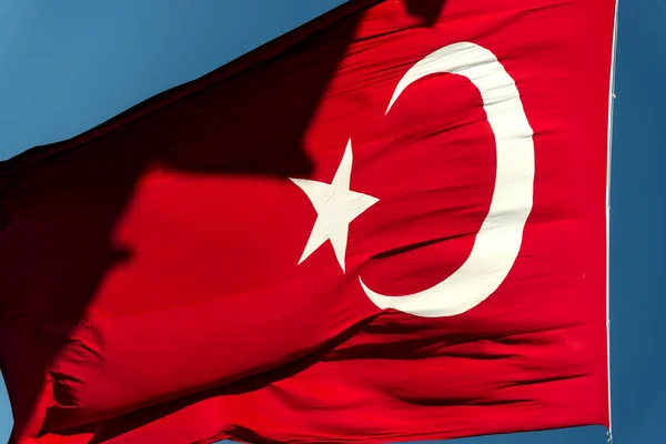 Türkische Flagge Hängt Auf Blauem Hintergrund — Stockfoto