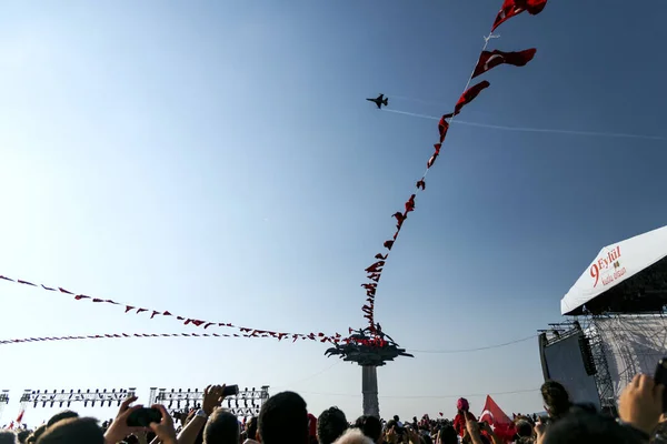 Izmir Turecko Září 2018 Republikán Strom Vlajkami Lidé Sólo Turk — Stock fotografie