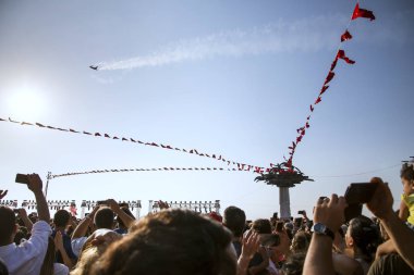 Izmir, Türkiye - 9 Eylül 2018. Cumhuriyet ağacı bayrakları ve Solo Türk ün hava gösterisi grubu ile. Izmir'in bağımsızlık günü kutlamaları için. Ferit Ozsen heykel sanatçısı.