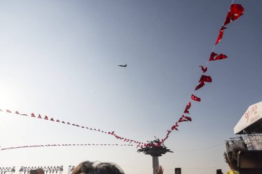 Izmir, Türkiye - 9 Eylül 2018. Cumhuriyet ağacı bayrakları ve Solo Türk ün hava gösterisi grubu ile. Izmir'in bağımsızlık günü kutlamaları için. Ferit Ozsen heykel sanatçısı.