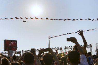 Izmir, Türkiye - 9 Eylül 2018. Cumhuriyet ağacı bayrakları ve Solo Türk ün hava gösterisi grubu ile. Izmir'in bağımsızlık günü kutlamaları için. Ferit Ozsen heykel sanatçısı.
