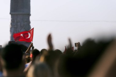 İzmir 9 Eylül bağımsızlık günü. Kalabalık Gündoğdu Meydanı insanlarda ve kalabalık kişilerde bir Türk bayrağı.