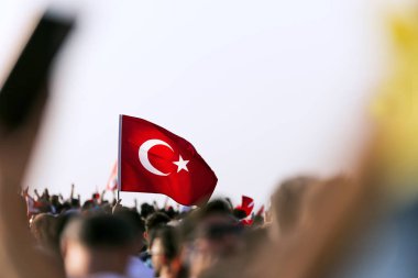 İzmir 9 Eylül bağımsızlık günü. Kalabalık Gündoğdu Meydanı insanlarda ve kalabalık kişilerde bir Türk bayrağı.