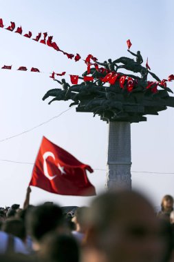 Izmir, Türkiye - 9 Eylül 2018. Cumhuriyet ağacı heykel ve hava gösterisi ile ve Türk bayrakları taşıyan kalabalık insanlar.