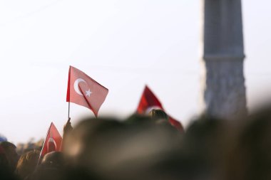 İzmir 9 Eylül bağımsızlık günü. Kalabalık Gündoğdu Meydanı insanlarda ve kalabalık kişilerde bir Türk bayrağı.