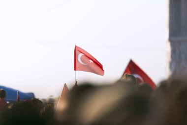 İzmir 9 Eylül bağımsızlık günü. Kalabalık Gündoğdu Meydanı insanlarda ve kalabalık kişilerde bir Türk bayrağı.