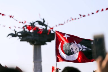 Izmir, Türkiye - 9 Eylül 2018. Cumhuriyet ağacı heykel ve hava gösterisi ile ve Türk bayrakları taşıyan kalabalık insanlar.
