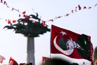 Izmir, Türkiye - 9 Eylül 2018. Cumhuriyet ağacı heykel ve hava gösterisi ile ve Türk bayrakları taşıyan kalabalık insanlar.