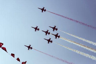 Izmir, Türkiye - 9 Eylül 2018. Solo Turk bir Air Show üzerinde Izmir gökyüzü bağımsızlık Izmir gününde gerçekleştirir.