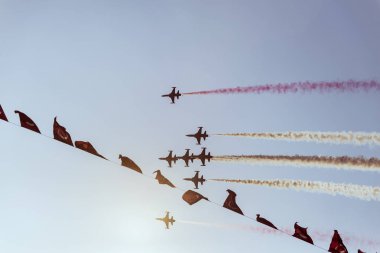 Izmir, Türkiye - 9 Eylül 2018. Solo Turk bir Air Show üzerinde Izmir gökyüzü bağımsızlık Izmir gününde gerçekleştirir.
