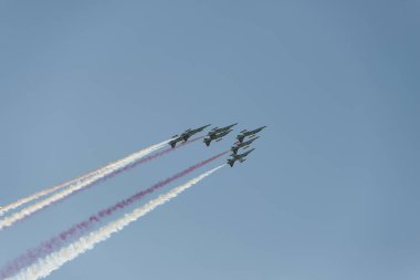 Izmir, Türkiye - 9 Eylül 2018. Solo Turk bir Air Show üzerinde Izmir gökyüzü bağımsızlık Izmir gününde gerçekleştirir.