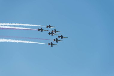 Izmir, Türkiye - 9 Eylül 2018. Solo Turk bir Air Show üzerinde Izmir gökyüzü bağımsızlık Izmir gününde gerçekleştirir.