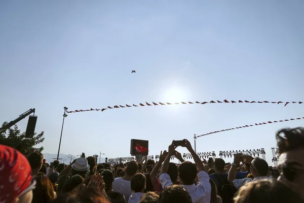 Izmir Turcja Września 2018 Republikański Drzewa Flagami Osób Samotnie Turk — Zdjęcie stockowe