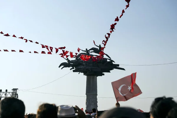 Izmir Türkiye Eylül 2018 Cumhuriyet Ağacı Bayrakları Solo Türk Hava — Stok fotoğraf