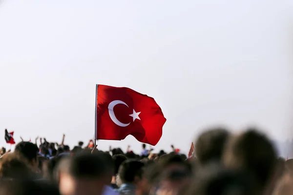 İzmir 9 Eylül bağımsızlık günü. Kalabalık Gündoğdu Meydanı insanlarda ve kalabalık kişilerde bir Türk bayrağı.