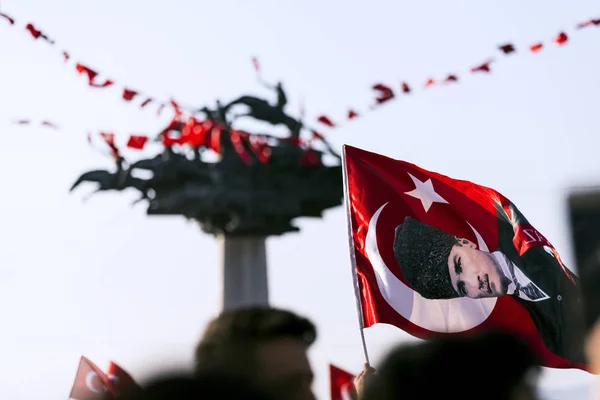 Izmir Türkiye Eylül 2018 Cumhuriyet Ağacı Heykel Hava Gösterisi Ile — Stok fotoğraf