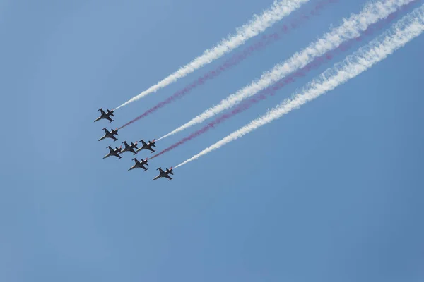 伊兹密尔 土耳其 2018年9月9日 独立的土耳其人执行在伊兹密尔天空上的空气显示 在单独的一天伊兹密尔 — 图库照片