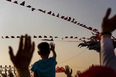 Izmir, Türkiye - 9 Eylül 2018. Cumhuriyet ağacı bayrakları ve Solo Türk ün hava gösterisi grubu ile. Izmir'in bağımsızlık günü kutlamaları için. Ferit Ozsen heykel sanatçısı.