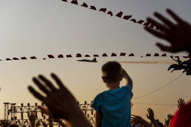 Izmir, Türkiye - 9 Eylül 2018. Cumhuriyet ağacı bayrakları ve Solo Türk ün hava gösterisi grubu ile. Izmir'in bağımsızlık günü kutlamaları için. Ferit Ozsen heykel sanatçısı.