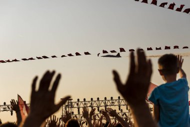Izmir, Türkiye - 9 Eylül 2018. Cumhuriyet ağacı bayrakları ve Solo Türk ün hava gösterisi grubu ile. Izmir'in bağımsızlık günü kutlamaları için. Ferit Ozsen heykel sanatçısı.
