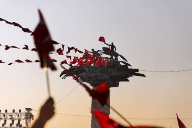 Izmir, Türkiye - 9 Eylül 2018. Cumhuriyet ağacı bayrakları ve Solo Türk ün hava gösterisi grubu ile. Izmir'in bağımsızlık günü kutlamaları için. Ferit Ozsen heykel sanatçısı.