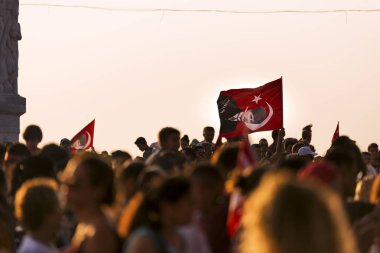 İzmir 9 Eylül bağımsızlık günü. Kalabalık Gündoğdu Meydanı insanlarda ve kalabalık kişilerde bir Türk bayrağı.