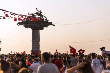 Izmir, Türkiye - 9 Eylül 2018. Cumhuriyet ağacı bayrakları ve Solo Türk ün hava gösterisi grubu ile. Izmir'in bağımsızlık günü kutlamaları için. Ferit Ozsen heykel sanatçısı.