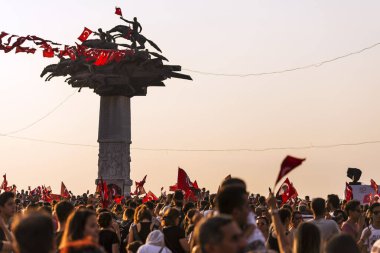 Izmir, Türkiye - 9 Eylül 2018. Cumhuriyet ağacı bayrakları ve Solo Türk ün hava gösterisi grubu ile. Izmir'in bağımsızlık günü kutlamaları için. Ferit Ozsen heykel sanatçısı.
