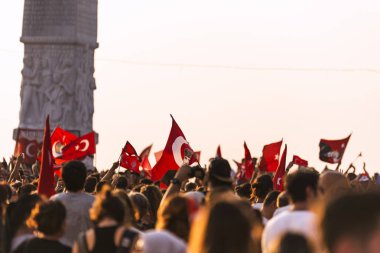 İzmir 9 Eylül bağımsızlık günü. Kalabalık Gündoğdu Meydanı insanlarda ve kalabalık kişilerde bir Türk bayrağı.