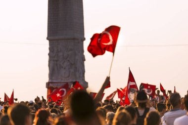 İzmir 9 Eylül bağımsızlık günü. Kalabalık Gündoğdu Meydanı insanlarda ve kalabalık kişilerde bir Türk bayrağı.