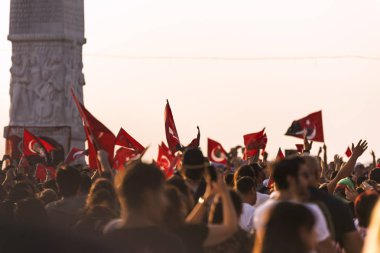 İzmir 9 Eylül bağımsızlık günü. Kalabalık Gündoğdu Meydanı insanlarda ve kalabalık kişilerde bir Türk bayrağı.