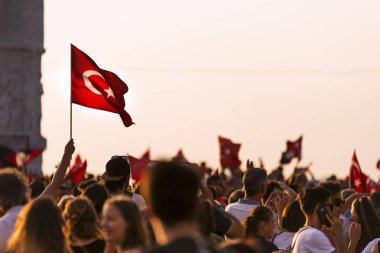 İzmir 9 Eylül bağımsızlık günü. Kalabalık Gündoğdu Meydanı insanlarda ve kalabalık kişilerde bir Türk bayrağı.