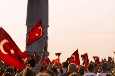 İzmir 9 Eylül bağımsızlık günü. Kalabalık Gündoğdu Meydanı insanlarda ve kalabalık kişilerde bir Türk bayrağı.