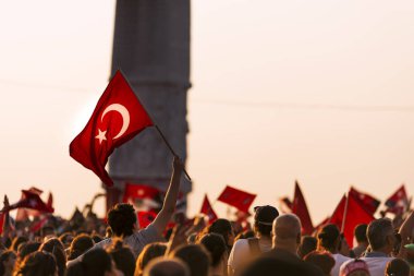 İzmir 9 Eylül bağımsızlık günü. Kalabalık Gündoğdu Meydanı insanlarda ve kalabalık kişilerde bir Türk bayrağı.