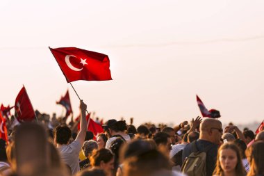 İzmir 9 Eylül bağımsızlık günü. Kalabalık Gündoğdu Meydanı insanlarda ve kalabalık kişilerde bir Türk bayrağı.