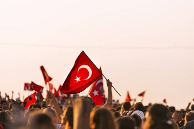 İzmir 9 Eylül bağımsızlık günü. Kalabalık Gündoğdu Meydanı insanlarda ve kalabalık kişilerde bir Türk bayrağı.