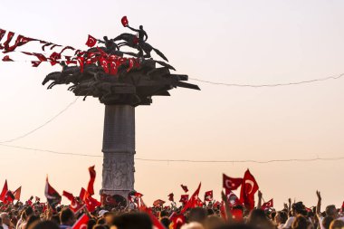 Izmir, Türkiye - 9 Eylül 2018. Cumhuriyet ağacı bayrakları ve Solo Türk ün hava gösterisi grubu ile. Izmir'in bağımsızlık günü kutlamaları için. Ferit Ozsen heykel sanatçısı.