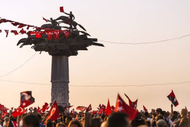 Izmir, Türkiye - 9 Eylül 2018. Cumhuriyet ağacı bayrakları ve Solo Türk ün hava gösterisi grubu ile. Izmir'in bağımsızlık günü kutlamaları için. Ferit Ozsen heykel sanatçısı.