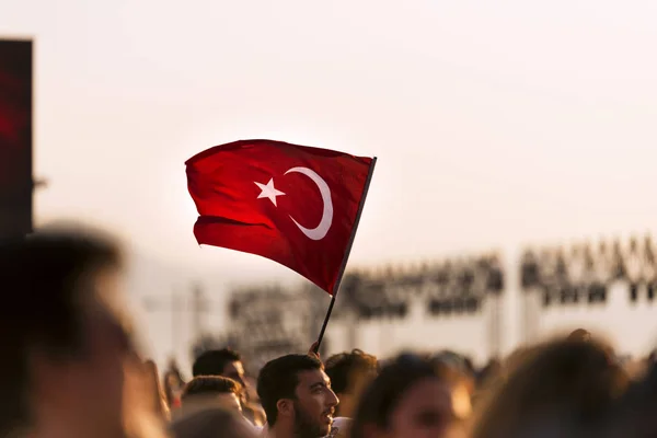 İzmir 9 Eylül bağımsızlık günü. Kalabalık Gündoğdu Meydanı insanlarda ve kalabalık kişilerde bir Türk bayrağı.