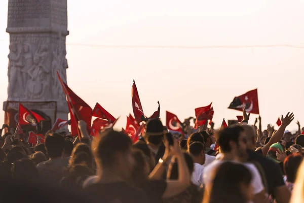 Septiembre Día Independencia Izmir Gente Abarrotada Plaza Gundogdu Una Bandera —  Fotos de Stock
