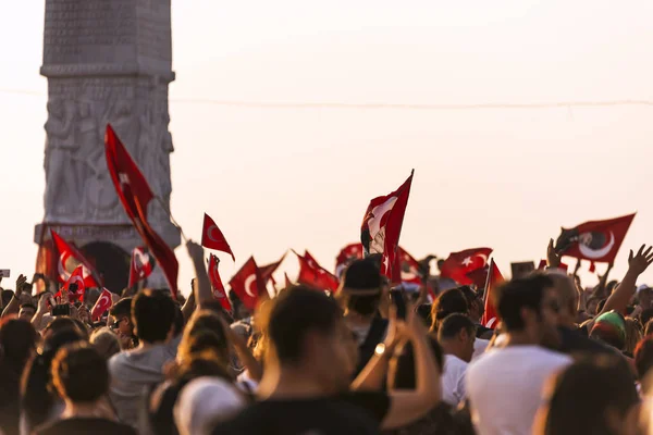 イズミルの 日の独立記念日 Gundogdu 広場の人々 と混雑した人でトルコ国旗を混雑 — ストック写真