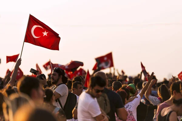 İzmir 9 Eylül bağımsızlık günü. Kalabalık Gündoğdu Meydanı insanlarda ve kalabalık kişilerde bir Türk bayrağı.
