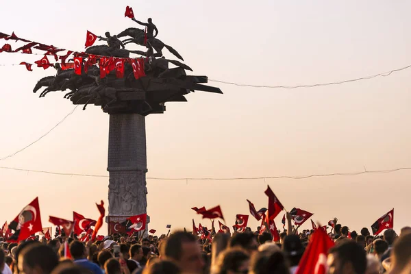 Izmir Turecko Září 2018 Republikán Strom Vlajkami Lidé Sólo Turk — Stock fotografie
